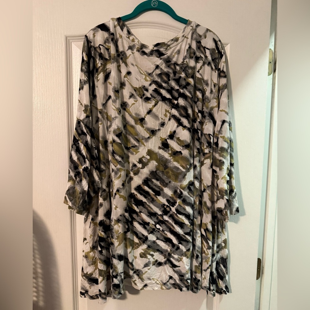 Avenue Abstract Pattern Top - Picture 4 of 4